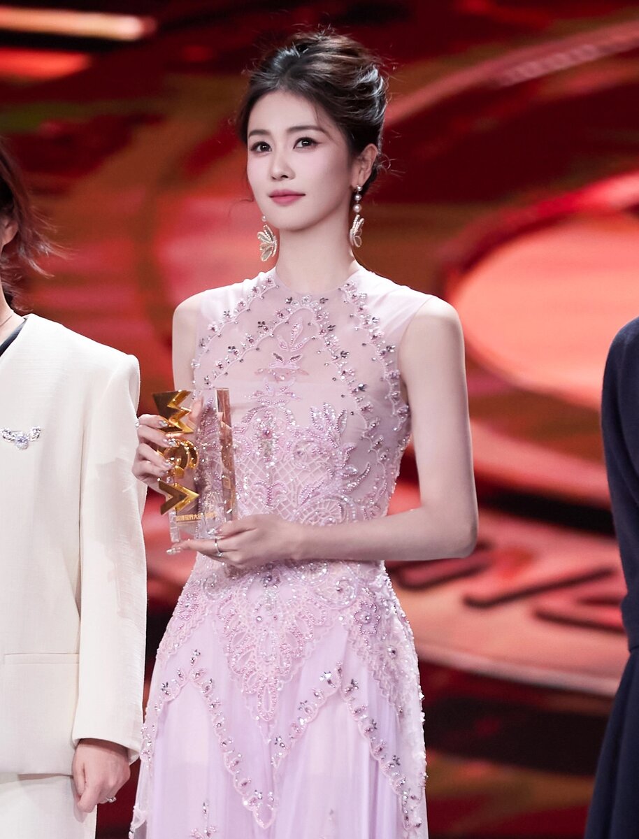 Байлу на вручении премии от Weibo Vision