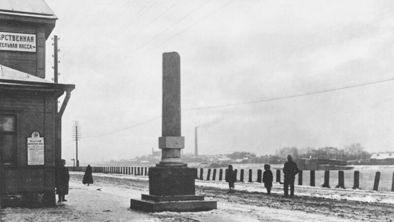 Первоначальный памятник В.Володарскому в виде гранитной стеллы