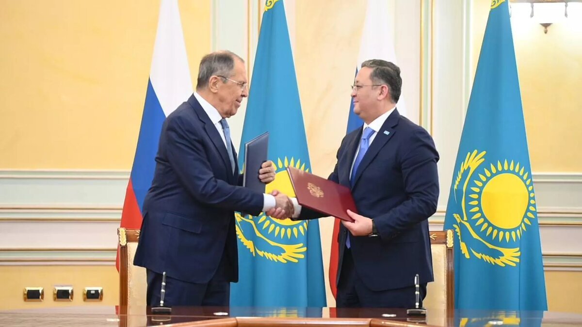 Uлавы МИД России и Казахстана Лавров и Нуртлеу подписали План мероприятий