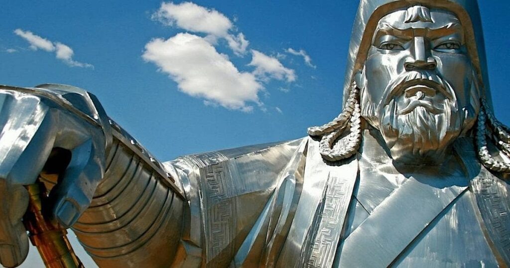 Чингисхан уже при жизни стал легендарным Потрясателем Вселенной, а о его богатствах складывали песни.