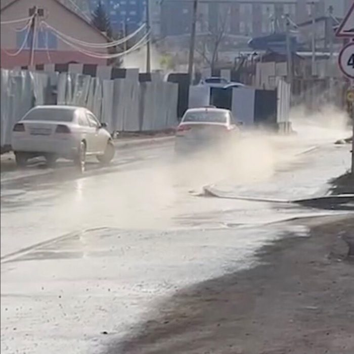В буквальном смысле горячий прием ожидает водителей Иркутска в районе Култукской и переулка Космического. Там прорвало теплосети, а все дороги оказались залиты кипятком.