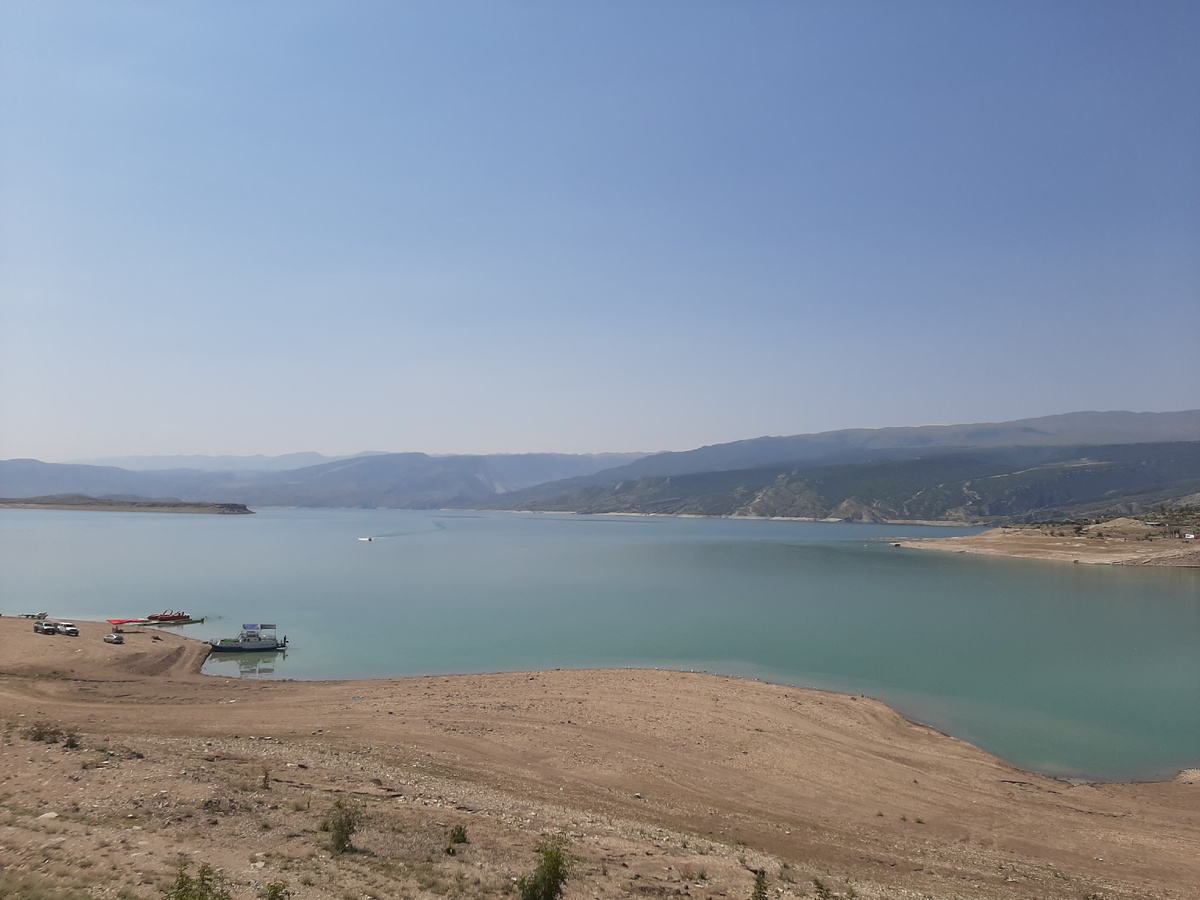 Вот на таких катерах можно прокатиться по Сулакскому каньону (что мы и сделали)