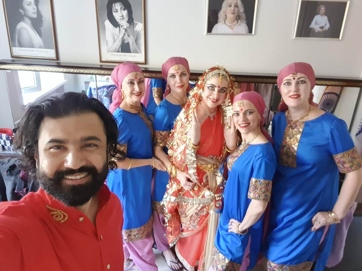 Костюмы для народного свадебного танца штата Кашмир (Индия) "Бомборо"