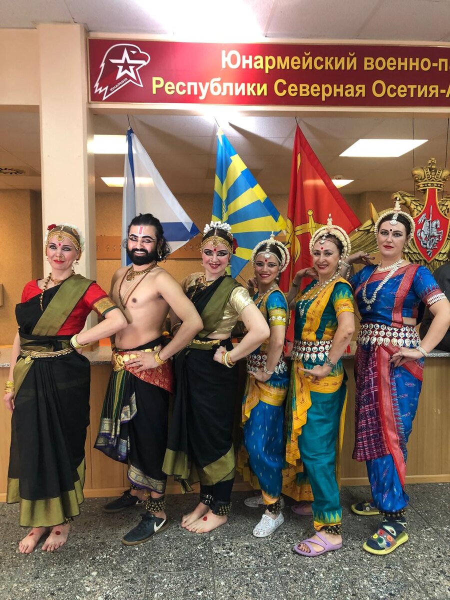 Костюмы для классических индийских танцев бхаратанатьям и одисси (штаты Тамилнаду и Орисса)