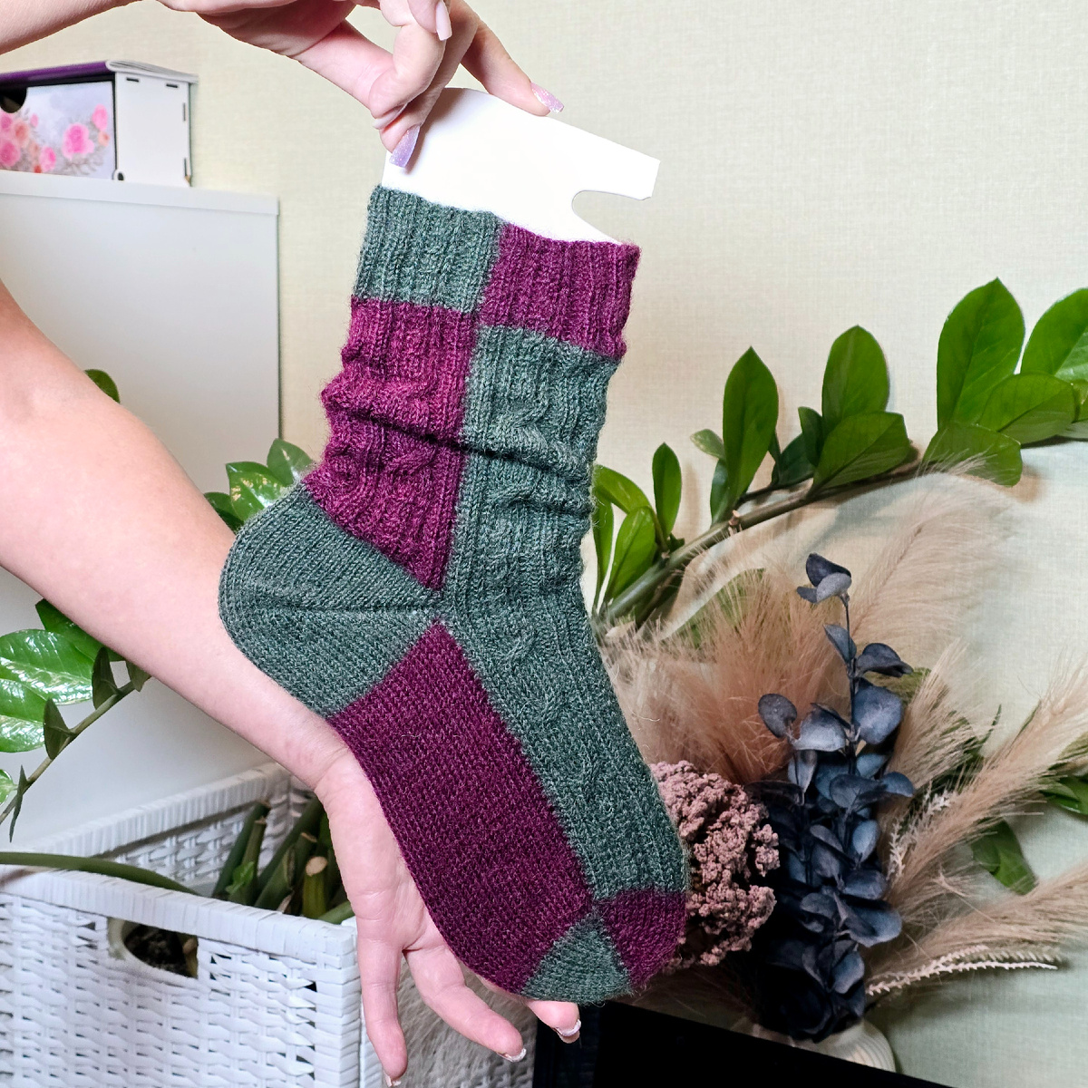 Второй носок ещё и не начинала, а первый уже постирала. Вот этим самым средством. По правилам сообщества, я не могу указать истинное название таких гелей, но вы и сами догадались