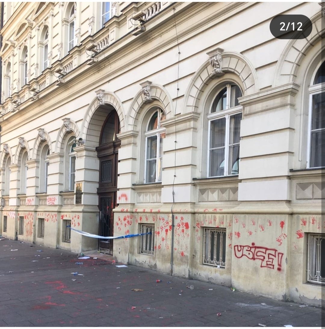 Мэрия Нови Сада после 5 ноября.Фото из интернета. 