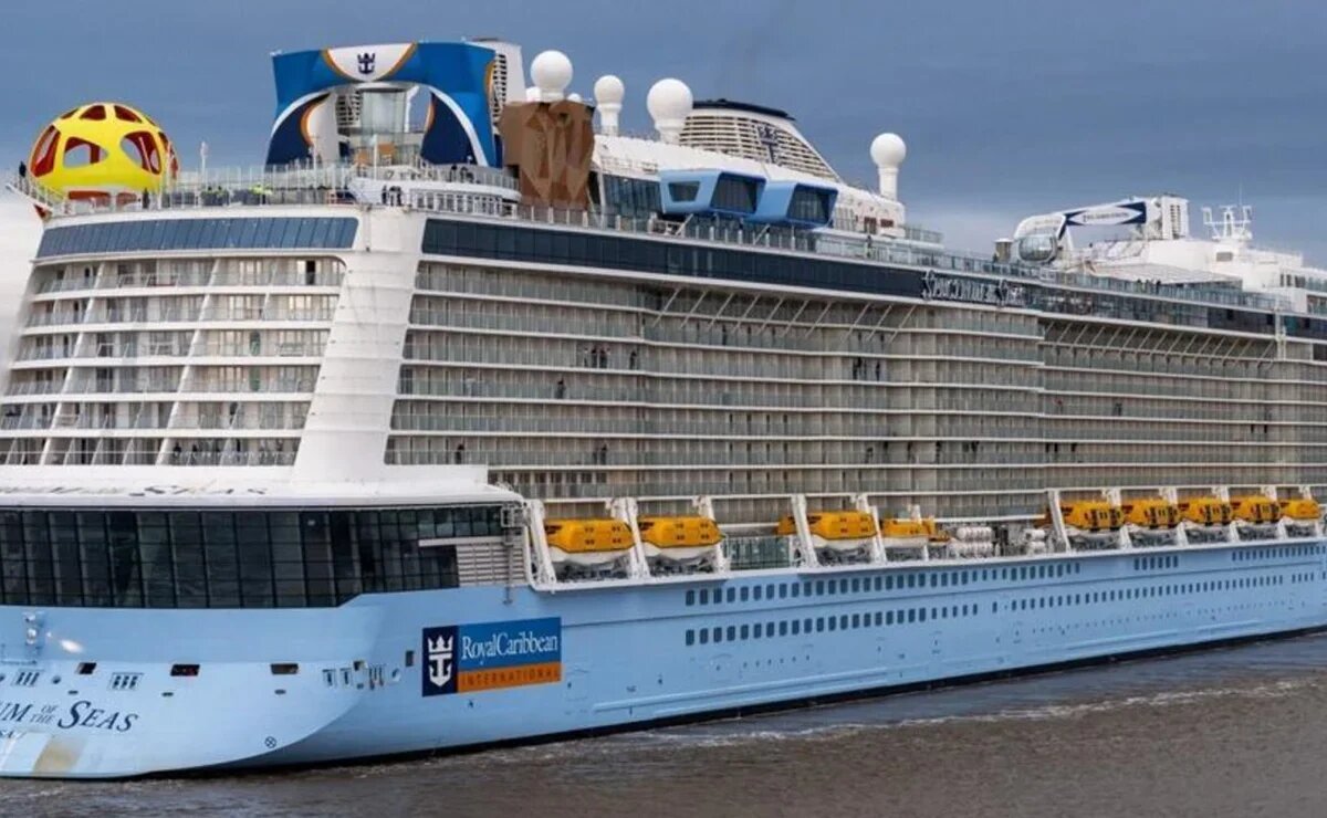    Лайнер Spectrum of the Seas «застрял» в Японии. Сотни россиян боятся, что не смогут вовремя вернуться домой