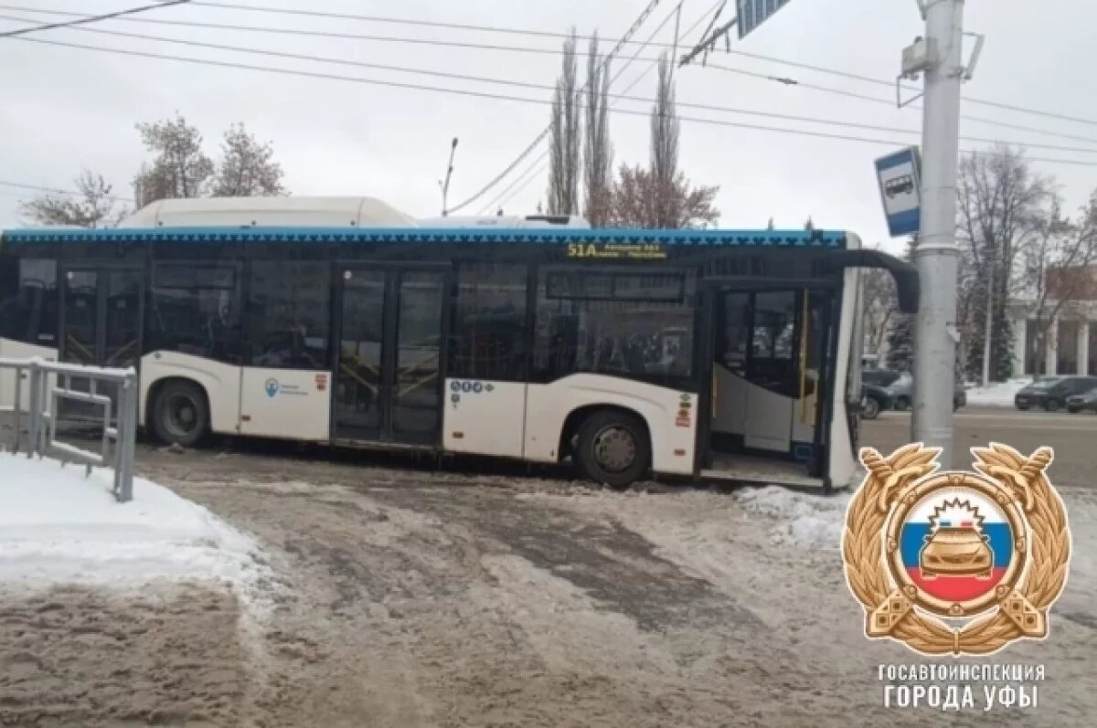    В Уфе автобус с пассажирами внутри врезался в электроопору