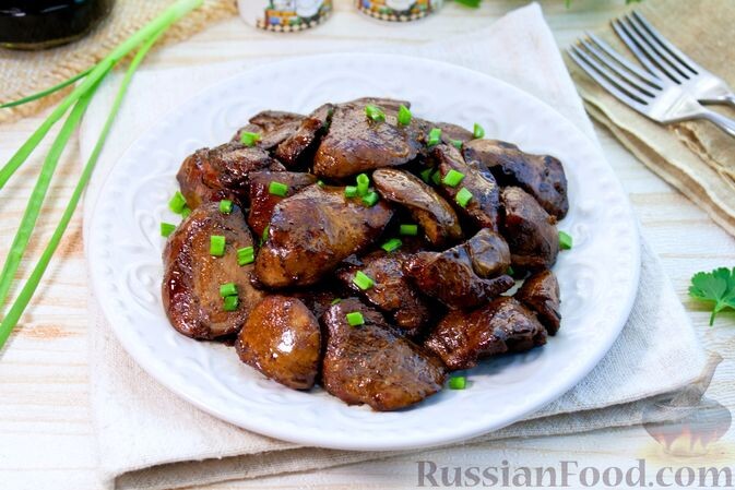 печень куриная, уксус бальзамический, соус соевый, мёд, масло растительное, соль, перец чёрный молотый, лук зелёный