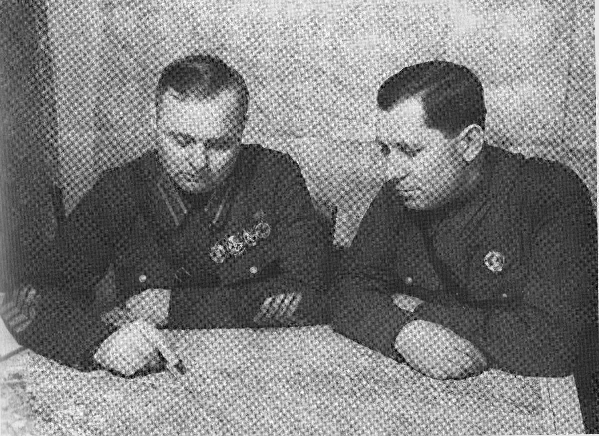 Т.Ф. Штыков и К.А. Мерецков. Фотография. Зима 1939-1940 гг.