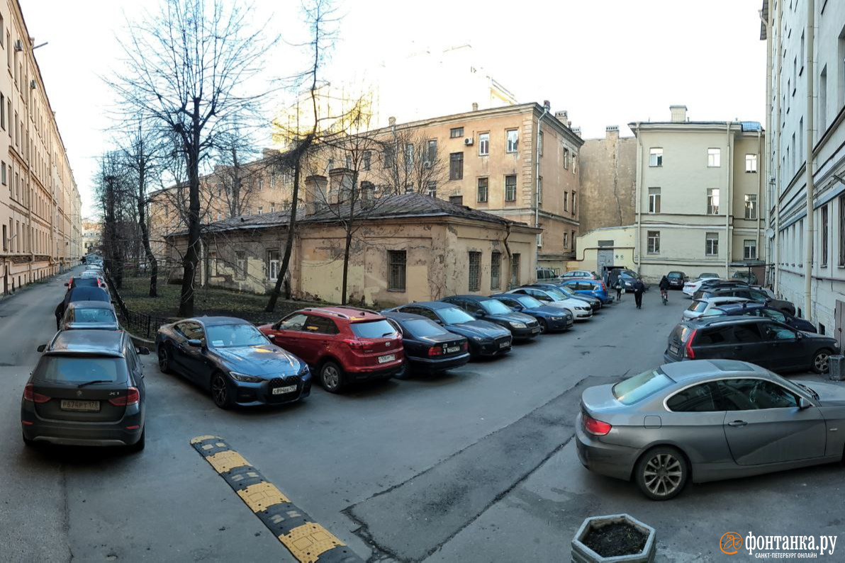 Запаркованные дворы. Фото: Михаил Огнев/"Фонтанка.ру"