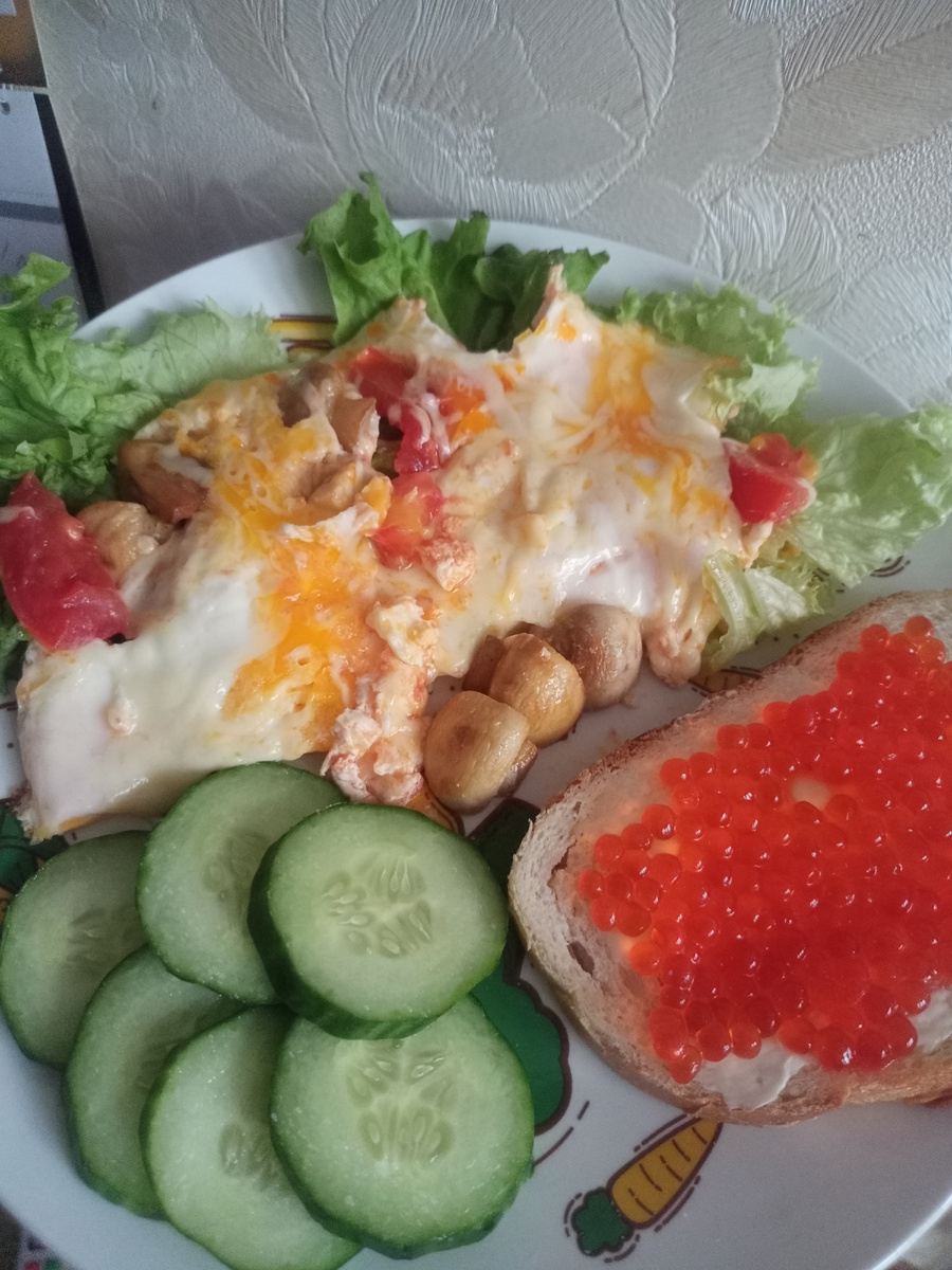 Шакшука с грибами и помидорами под сыром