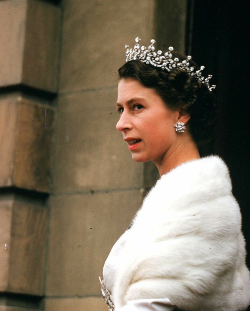 Тиара от Девушек Великобритании и Северной Ирландии

Тиара была свадебным подарком для будущей королевы Марии Текской, созданная ювелирным домом Garrard.