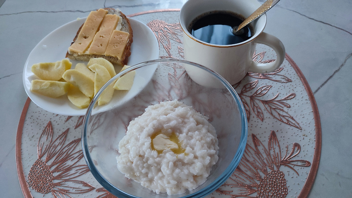 Завтрак: каша рисовая , сыр с маслом, яблоко, кофе