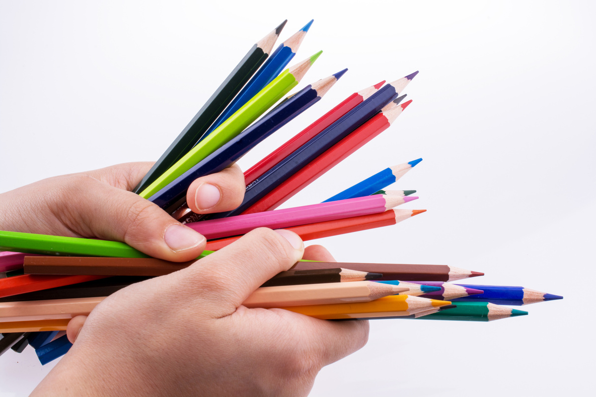 Для нейрографики нужны цветные карандаши, лист бумаги и чёрный маркер.