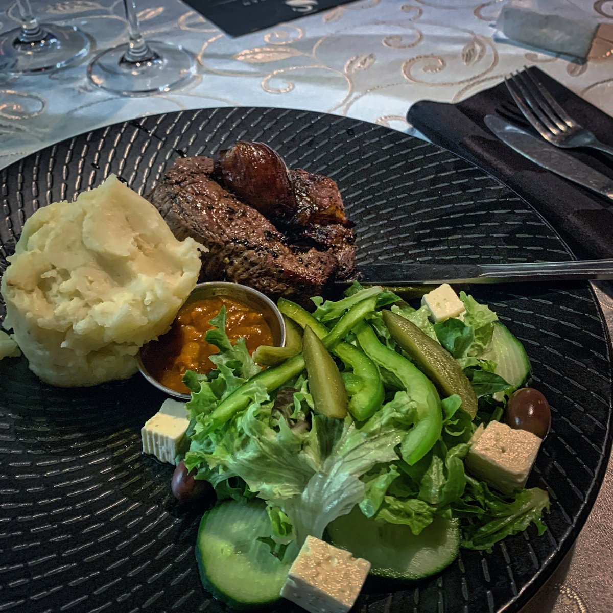 ЮАР. На тарелке с привычным нам пюре соседствует мясо страуса.  Фото автора                 P.S Кстати, страусиное мясо мне понравилось - оно очень  нежное, по вкусу напоминает говядину