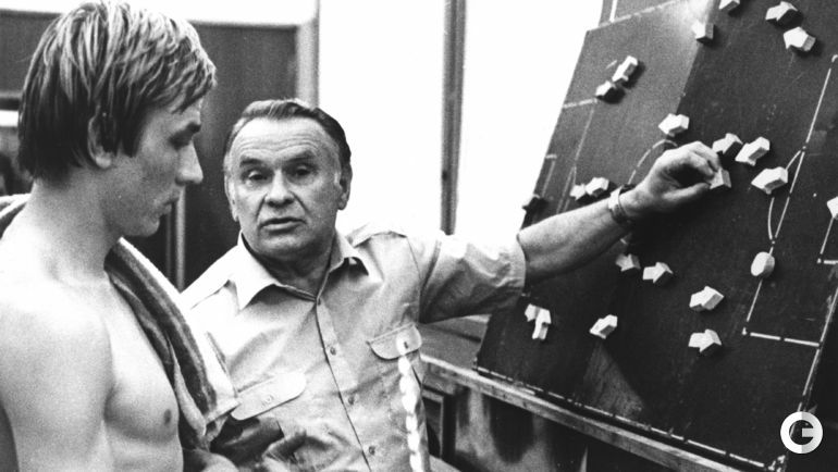 Бесков объясняет тактику игры на один из матчей