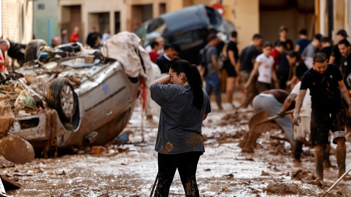 Местные жители убирают улицы после наводнения в Пайпорта, Валенсия, Испания, 1 ноября 2024 года. Фото: Biel Alino / EPA-EFE