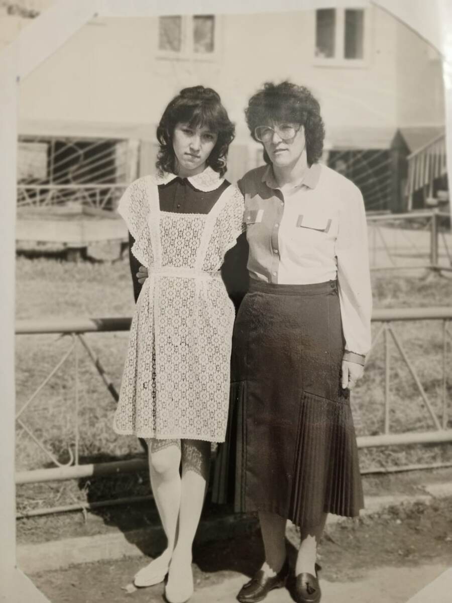 С мамой после торжественной линейки, посвящённой последнему звонку. 