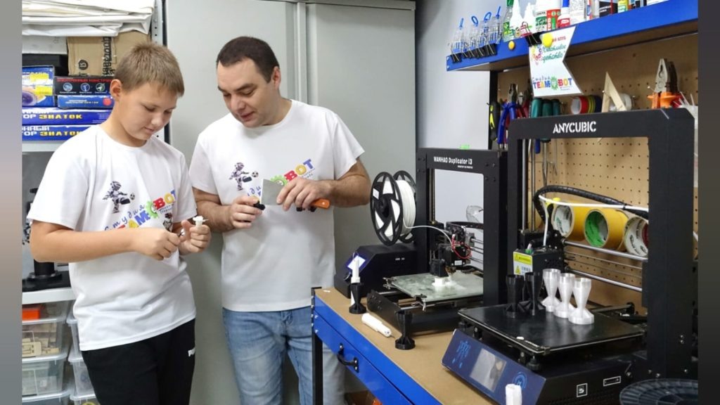    Гурген Епископосян и его воспитанник Михаил Кабалин за изготовлением деталей для дронов. Фото Архипа Ларченко. Олег Размоскин