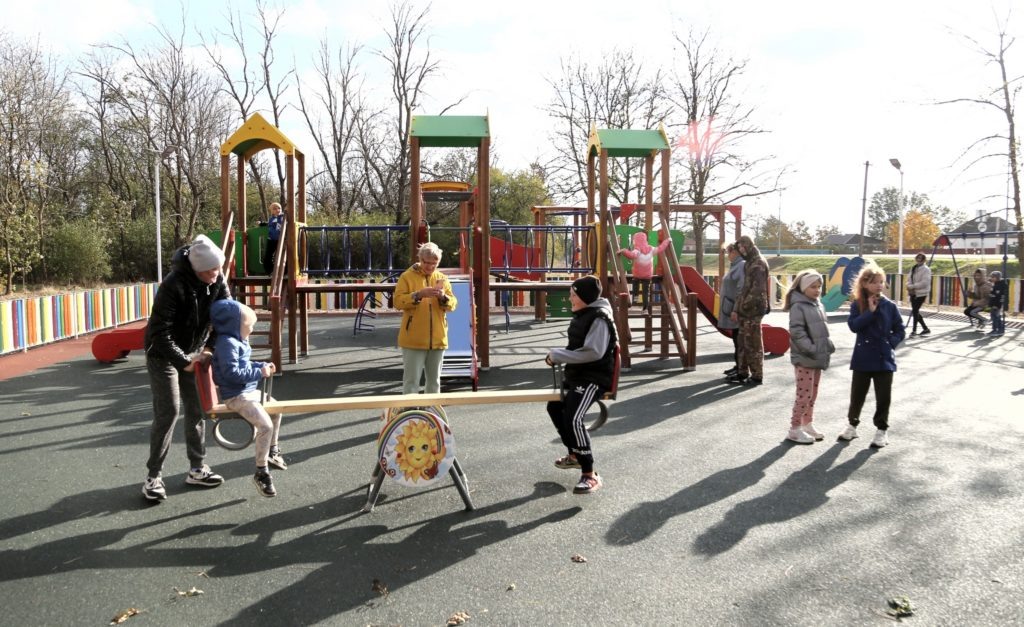    Территория бывшего хуторского сквера потихоньку начинает преображаться. Детская игровая площадка - первая ласточка, у сельской администрации большие планы сделать сквер местом отдыха селян. Фото Архипа Ларченко. Евгения Орлова