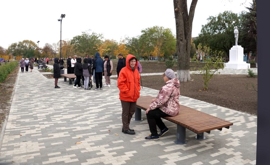    На широких аллеях парка установлены удобные скамейки. Фото Архипа Ларченко. Владимир Головенко