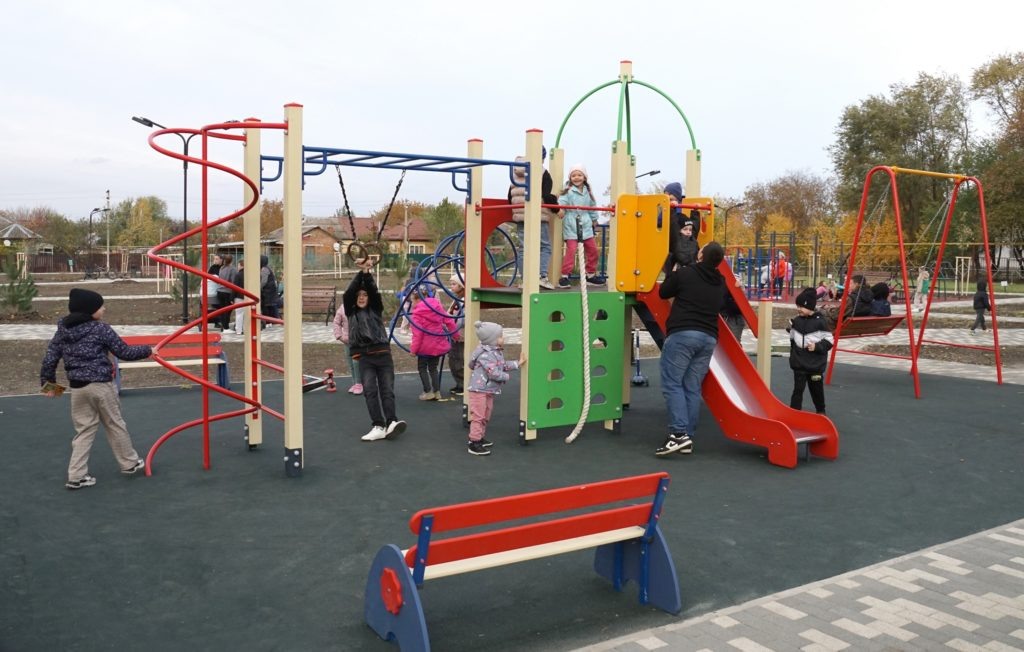    Детвора осваивает игровую площадку. Владимир Головенко