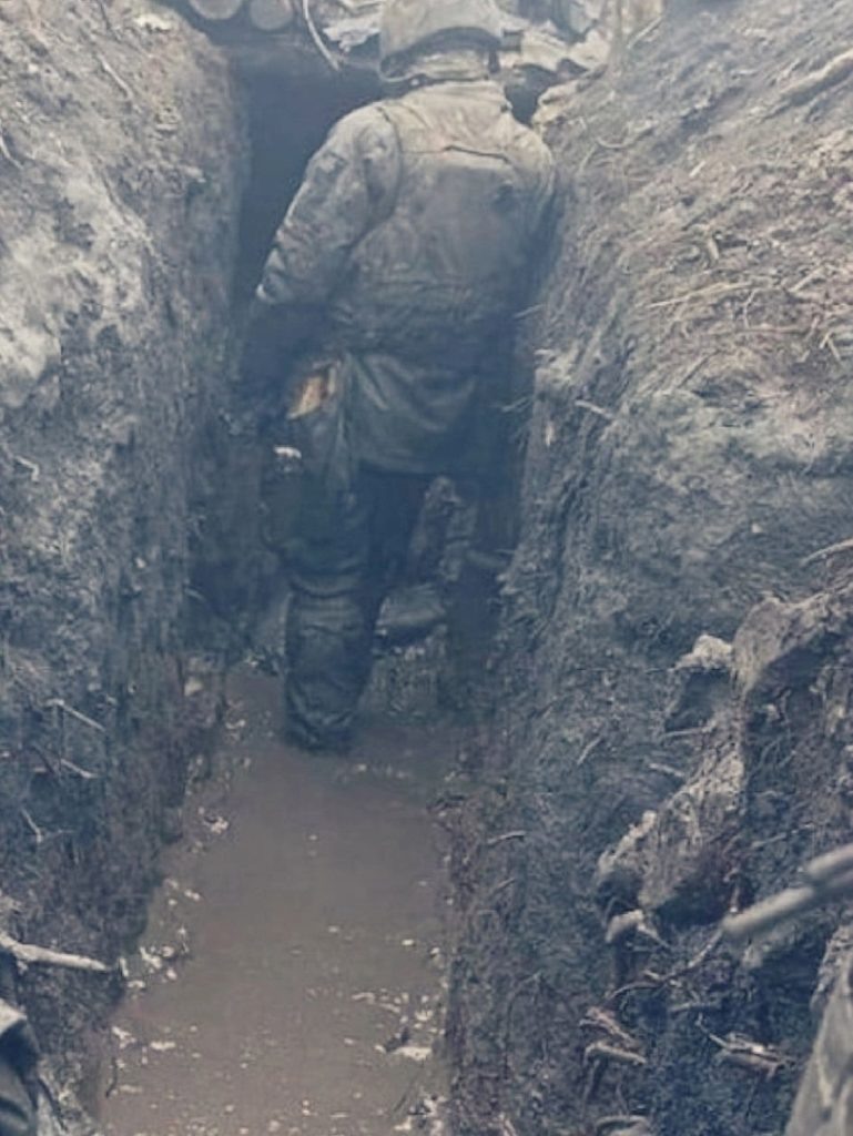    Пришла осень, и бойцы находятся не в самых комфортных условиях. Фото представлено Анной Ишиной. Олег Размоскин