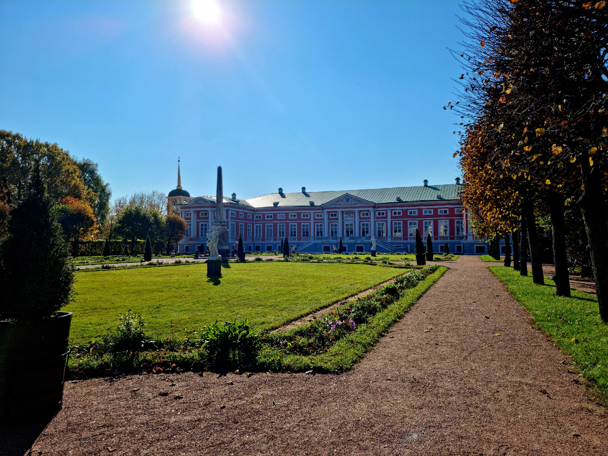 Дворец был предназначен для торжественного приёма гостей в летнее время, в нём не проживали. Фото из архива автора.