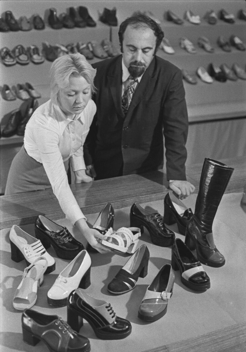    Модельер Валентина Воистинова и искусствовед Эдуард Карачун с новой партией женской обуви производства Ленинградского обувного объединения "Скороход", 1974 годПавел Федотов / ТАСС