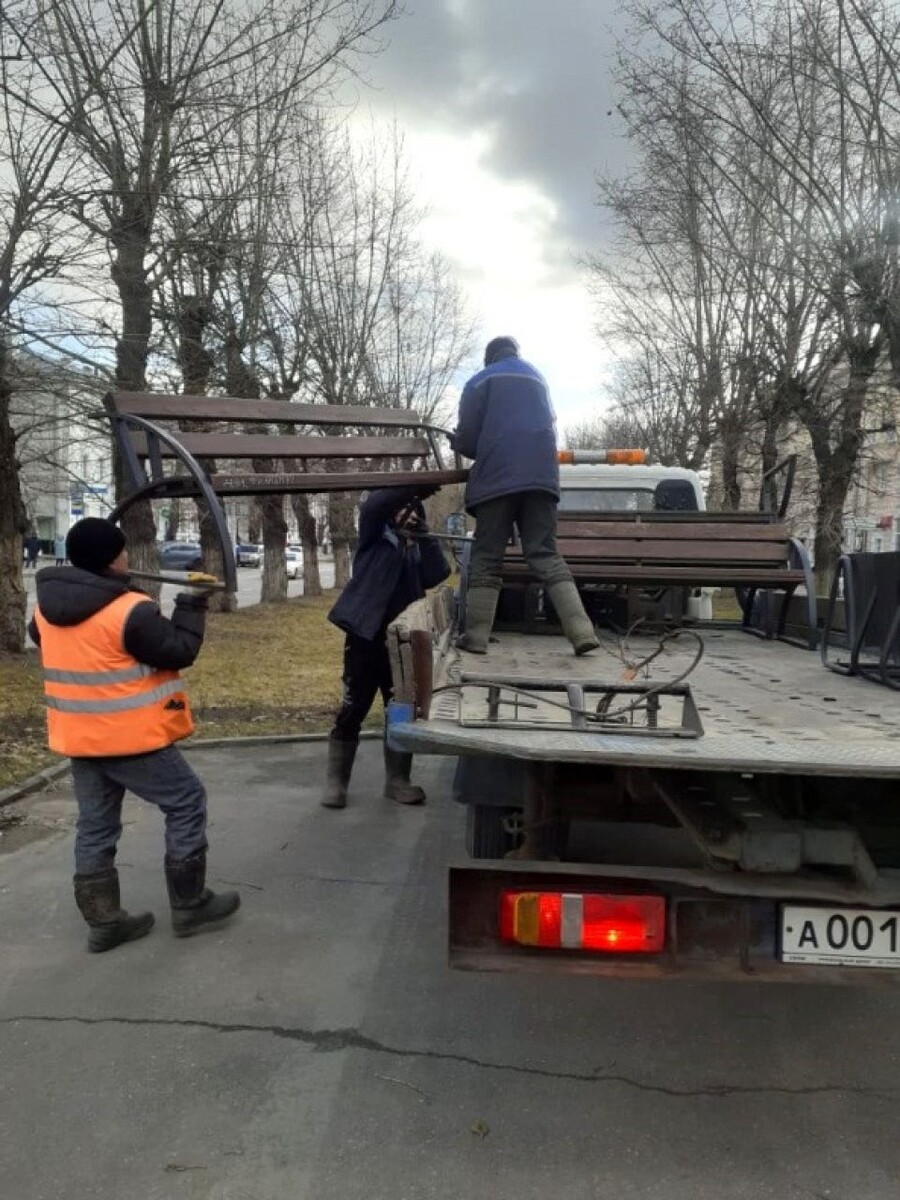    Уборка скамеек на зиму в Барнауле. Источник: Официальный сайт города Барнаул