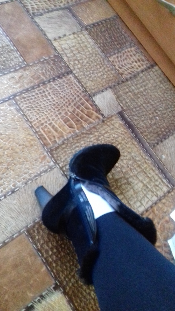 зимние полусапожки не налезли.