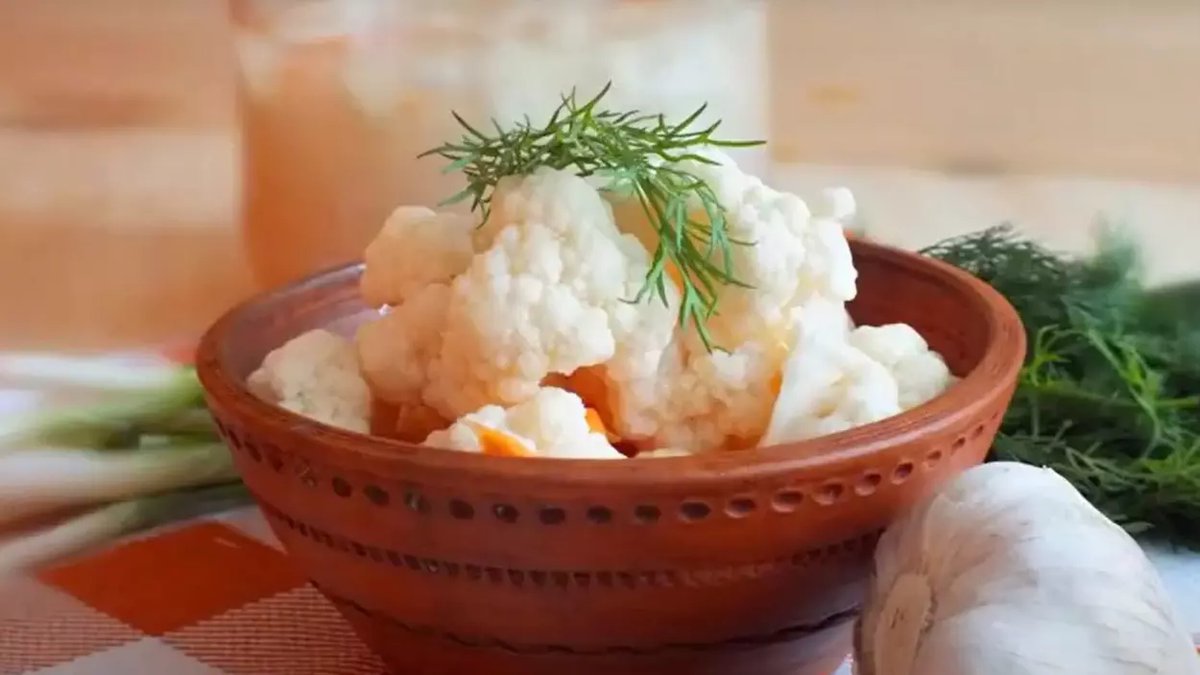 Квашеная цветная капуста по вкусу ничем не уступает обычной. Фото: YouTube