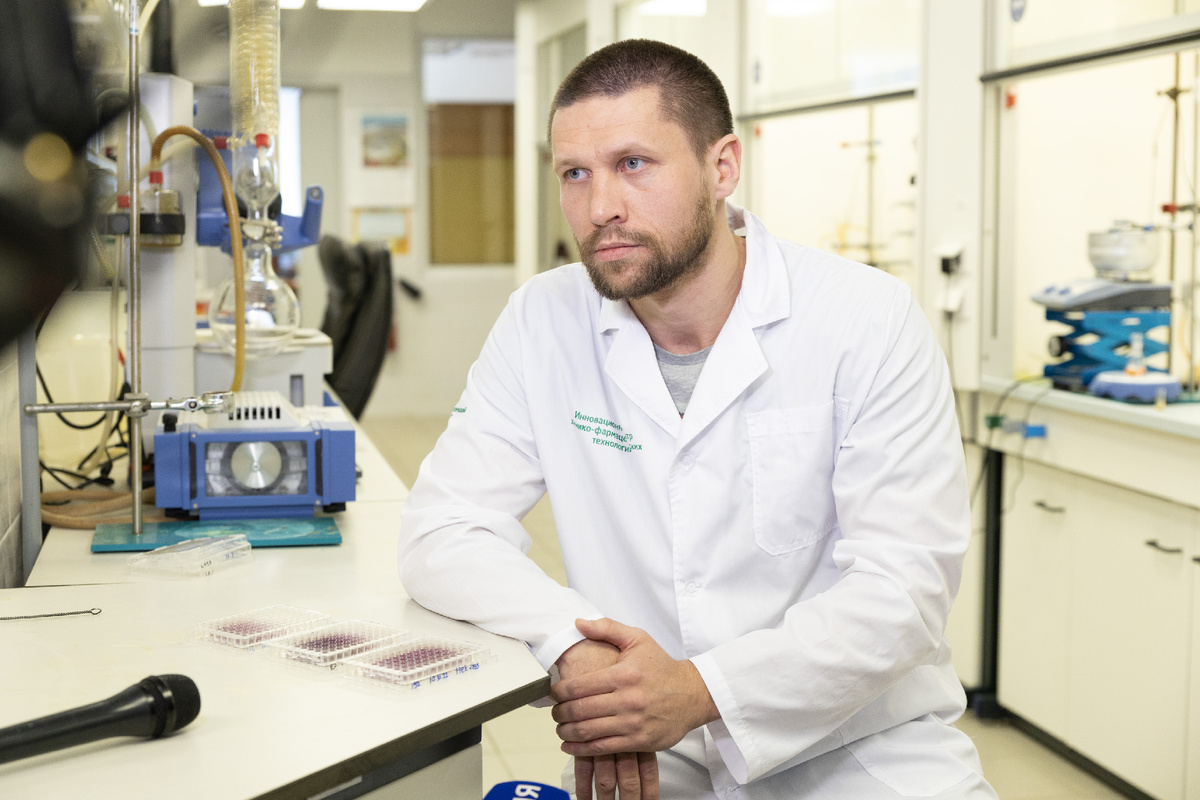 Как поясняет Всеволод Мелехин, даже при успешных испытаниях на клетках людей, на рынке лекарство в ближайшие годы не появится. Фото: пресс-служба УрФУ. 