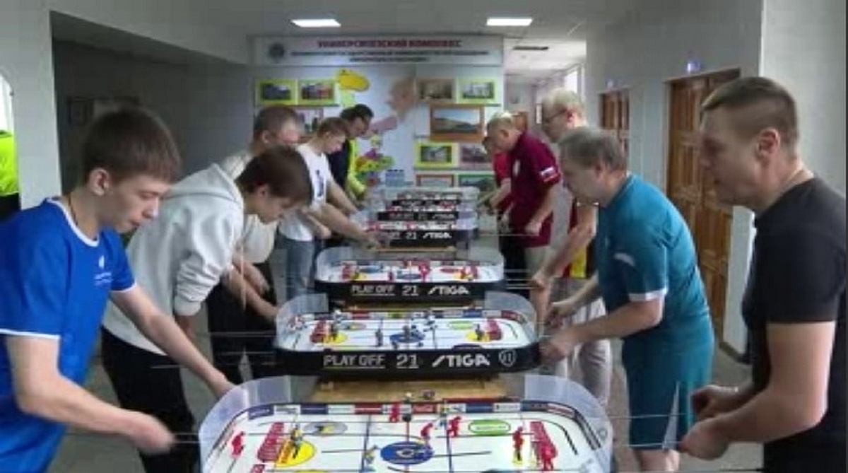    Любители настольного хоккея организовали в Курске "Лигу добра".