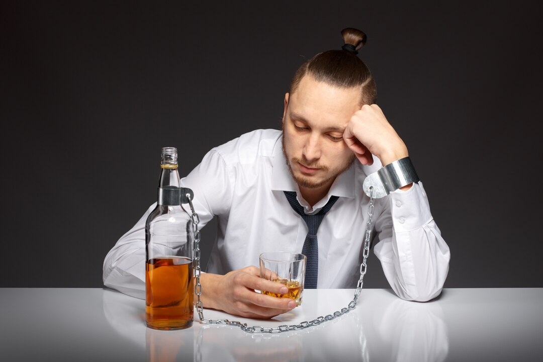 https://ru.freepik.com/free-photo/depressed-man-spending-time-with-bottle-whiskey_951653.htm#fromView=search&page=1&position=48&uuid=c88170dd-f96e-4dd3-bea4-3f1bf73a2926