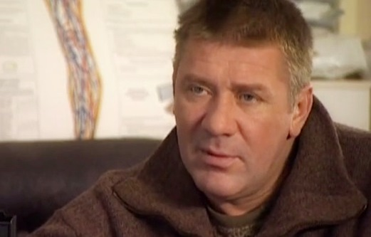 Андрей Краско в роли Александра Ветрова в сериале "Королевство кривых" (кадр из сериала)