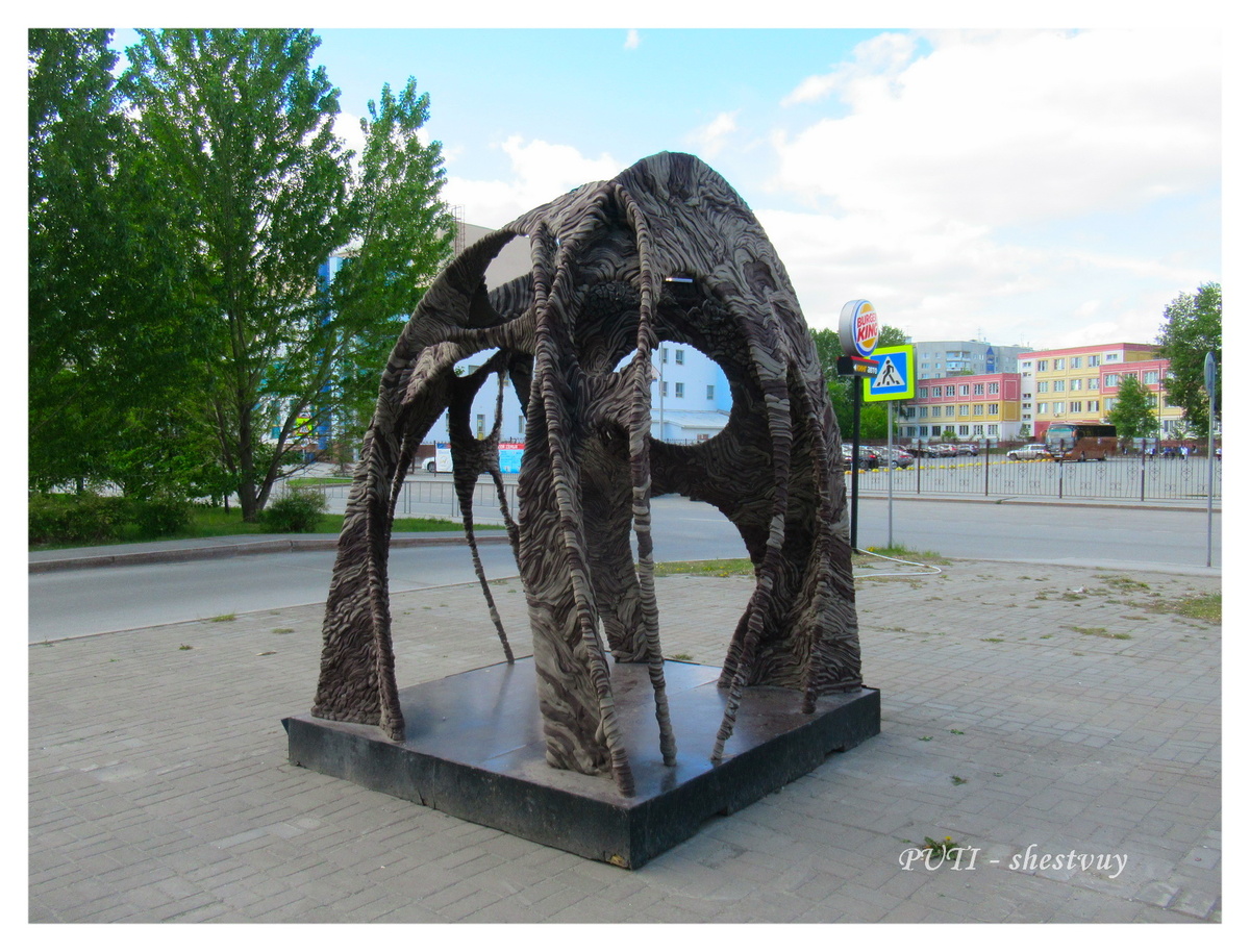 Арт-объект у "Фаворита"