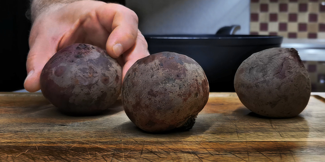 Не успеваю покупать свеклу, подсели всей семьей не то слово. Вкуснота необыкновенная! У нас эта закуска улетает большими сковородками