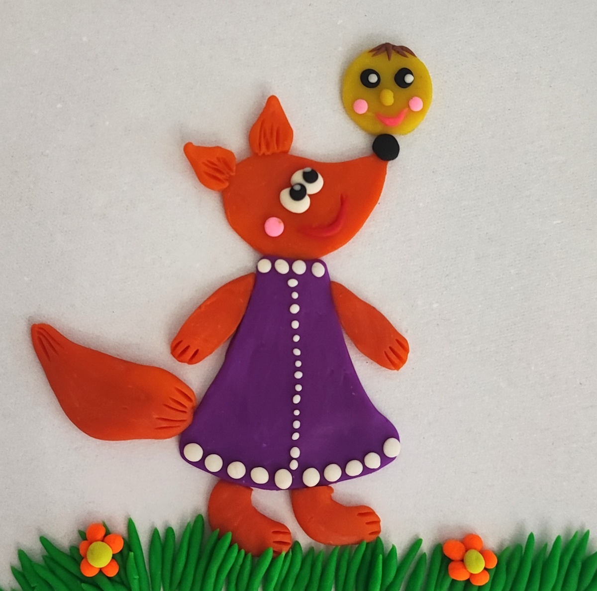 Готовый вариант аппликации из пластилина на картоне Лисичка и колобок на канале Лепим с Таней 