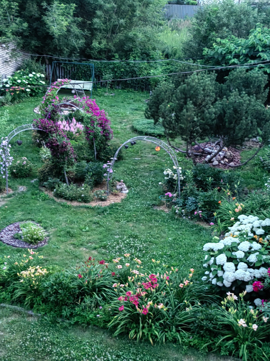 На островное царство-государство опускается летняя ночь.Вот-вот стемнеет.