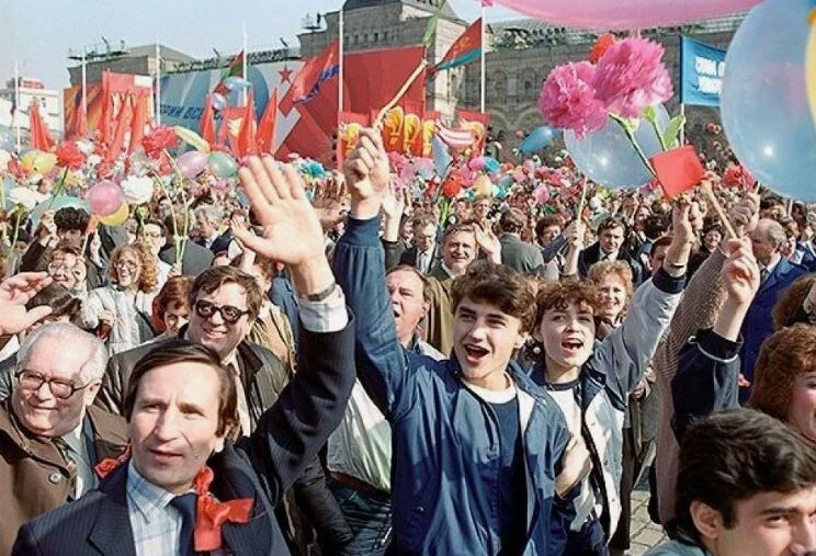 Праздничная демонстрация трудящихся в СССР (иллюстрация из открытых источников)