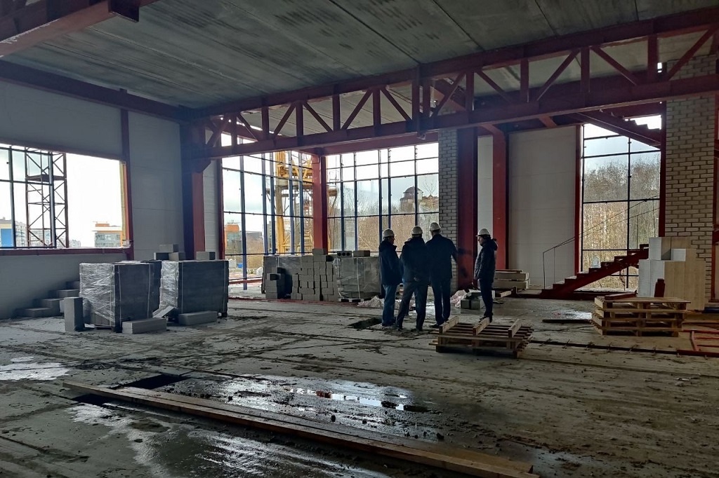    В нем будет пять залов, в том числе игровой, для бокса, для хореографии и тренажерные, раздевалки и помещения для тренерского состава.