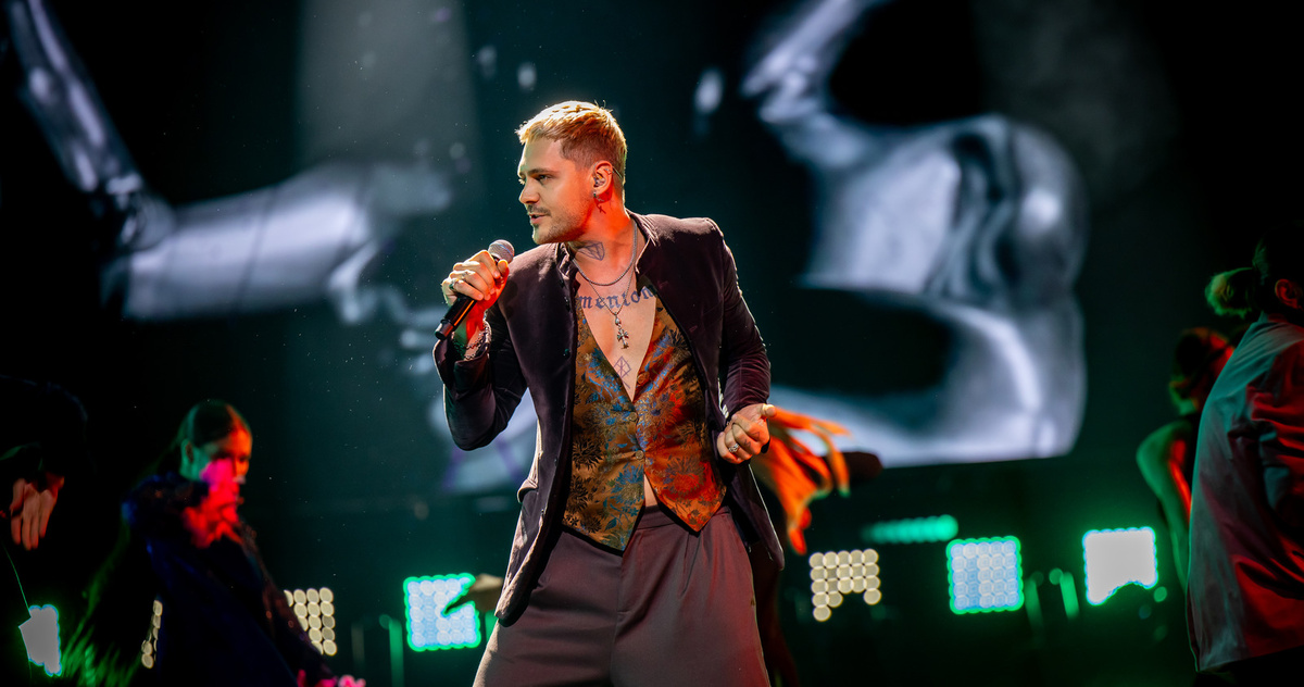 Милош Бикович поёт свой хит на Золотом Грамофоне.