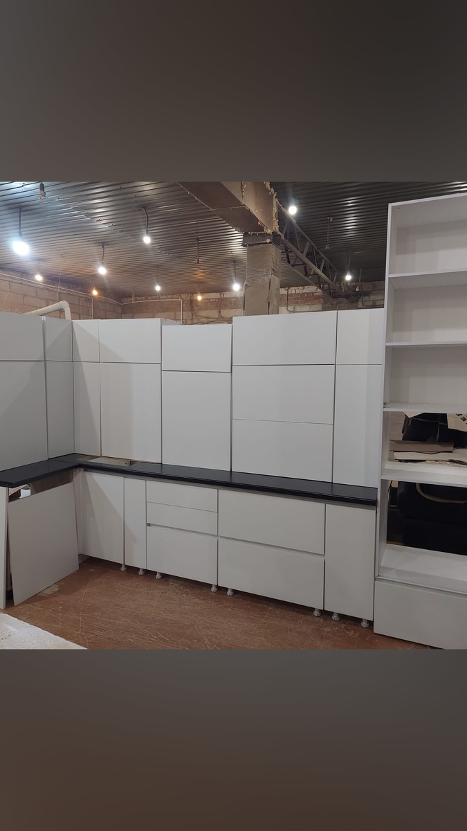   Задача - обставить квартиру: все кроме мягкой мебели : кухня, детская , прихожая , спальня . Молодая семья с детьми торопились отпраздновать новоселье, бюджет ограничен, но желание иметь стильную и качественную мебель Обсуждение длилось в Ватсап ,