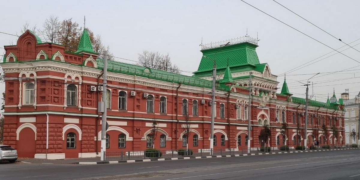 Прекрасное старинное здание на центральной улице города
