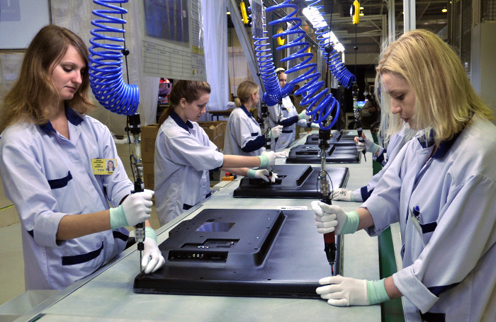    Сборка телевизоров на заводе в промышленной зоне Шушары. Архивное фото.Елена Пальм/ТАСС