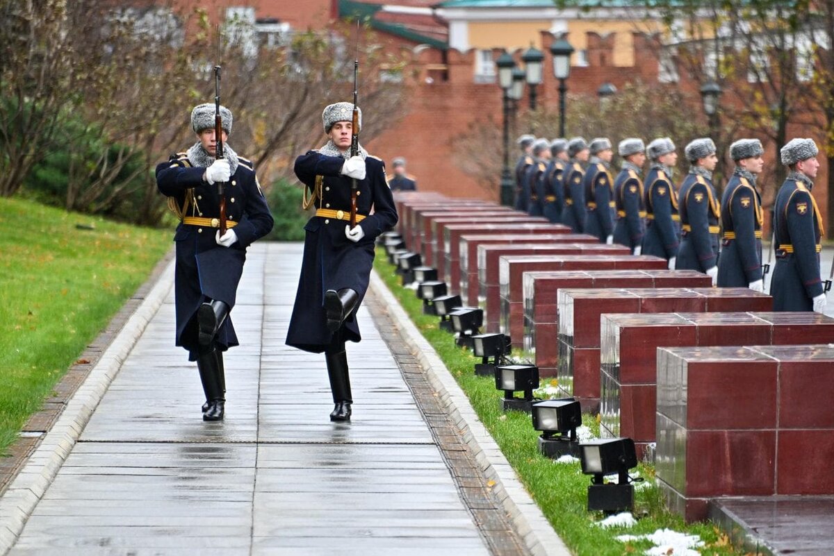    Церемония возложения цветов к Могиле Неизвестного Солдата в Александровском саду. Максим Мишин, пресс-служба мэра и правительства Москвы.