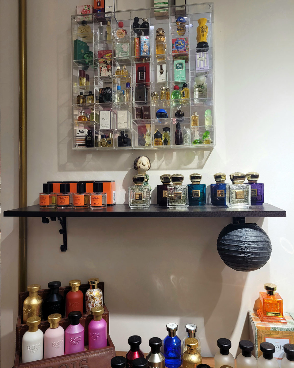 На почетном месте расположилась коллекция миниатюр, принадлежащая хозяйке магазина.