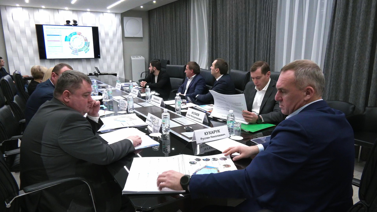    Руслан Кухарук провёл совещание по строительству объектов в Нижневартовске